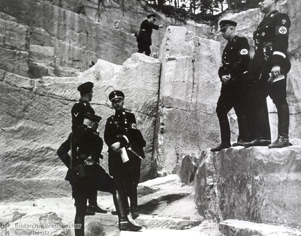 Heinrich Himmler besichtigt altgermanische Runenzeichen in einem Pfälzer Steinbruch (1935)